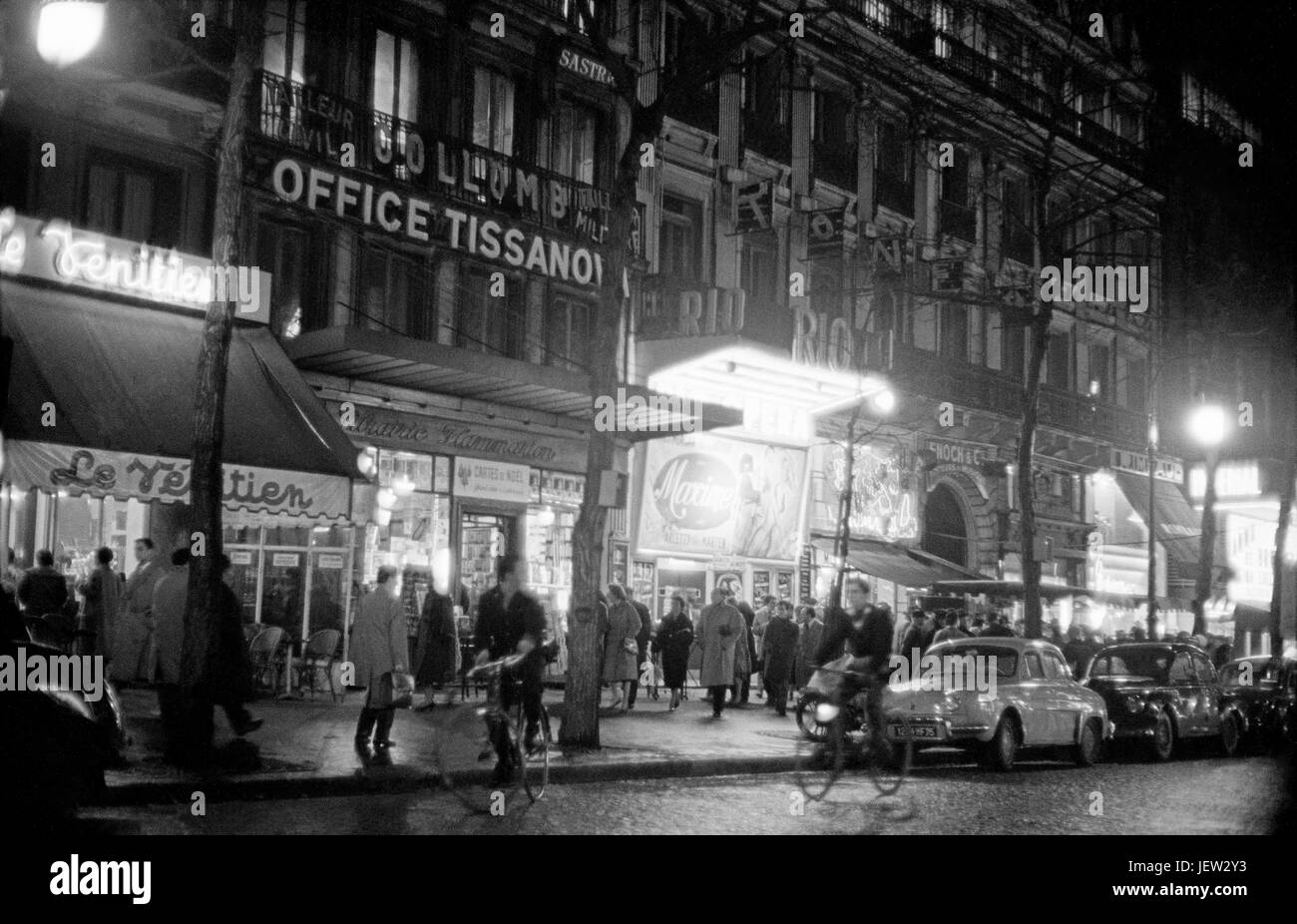 Le Boulevard des Italiens dans le 2ème arrondissement de Paris en décembre 1958. Photo Michael Holtz Banque D'Images