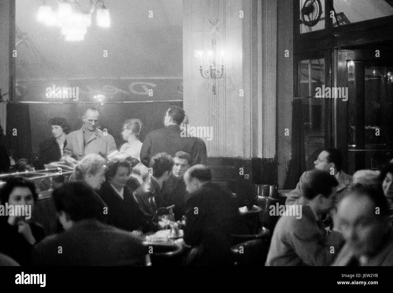 Parisiens au café Les Deux Magots, situé dans le 6ème arrondissement de Paris. Décembre 1958 Photo Michael Holtz Banque D'Images