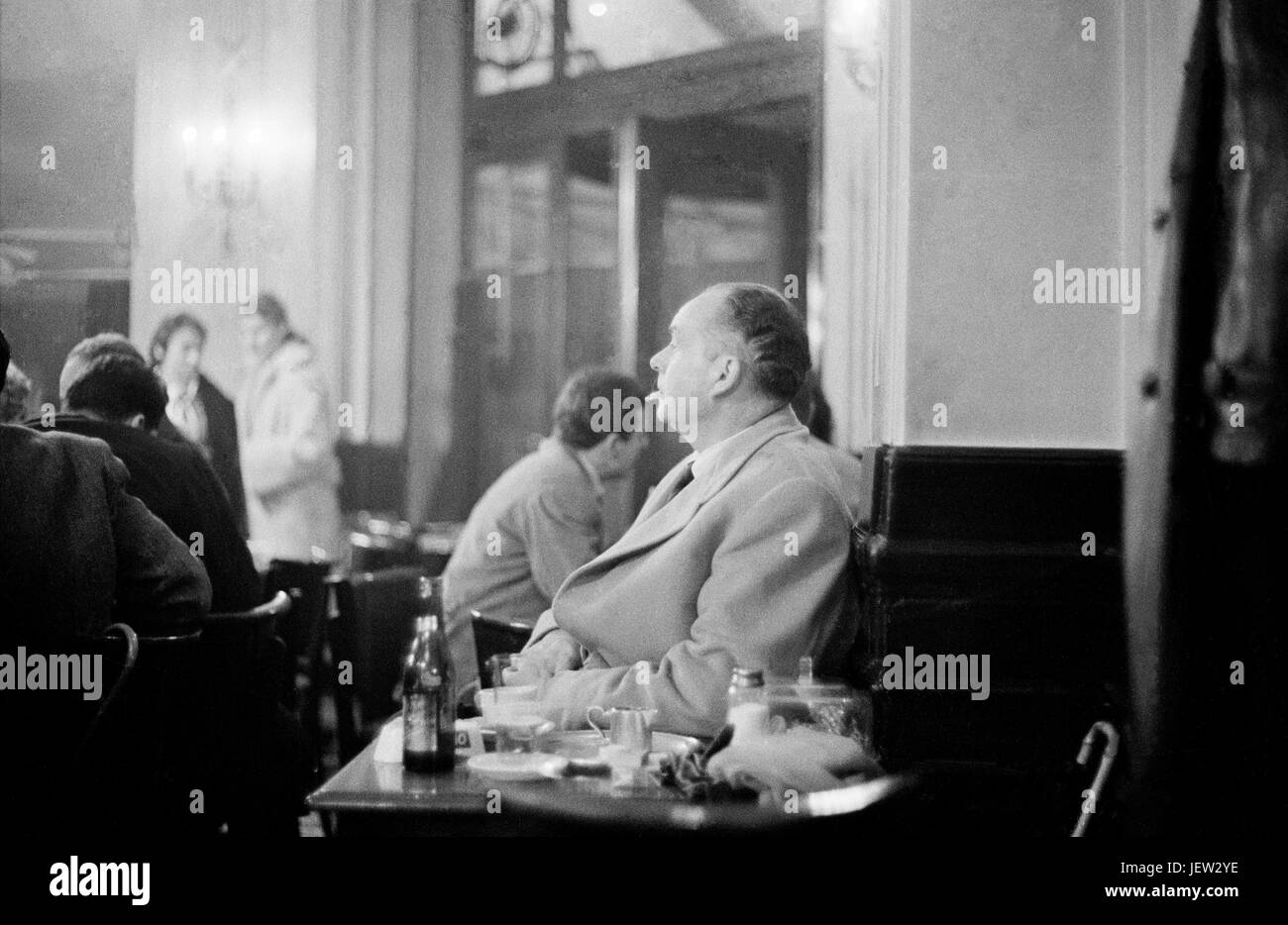 Parisiens au café Les Deux Magots, situé dans le 6ème arrondissement de Paris. Décembre 1958 Photo Michael Holtz Banque D'Images