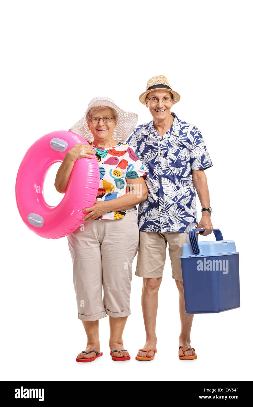 Portrait of mature les touristes avec un anneau de natation et un refroidissement fort isolé sur fond blanc Banque D'Images