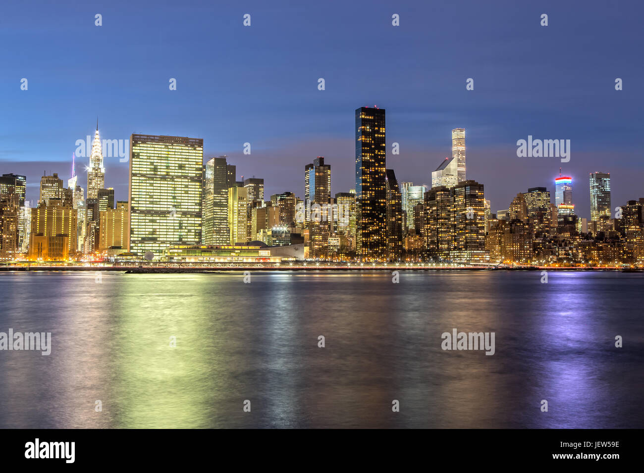 New York Skyline Gantry Plaza à Heure Bleue Banque D'Images