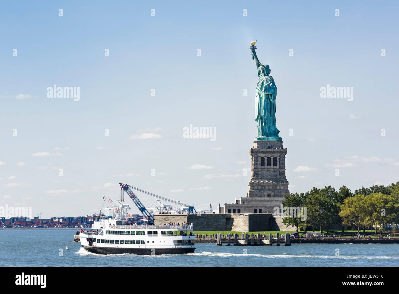 Ferry et Statue de la liberté, New York City, USA Banque D'Images