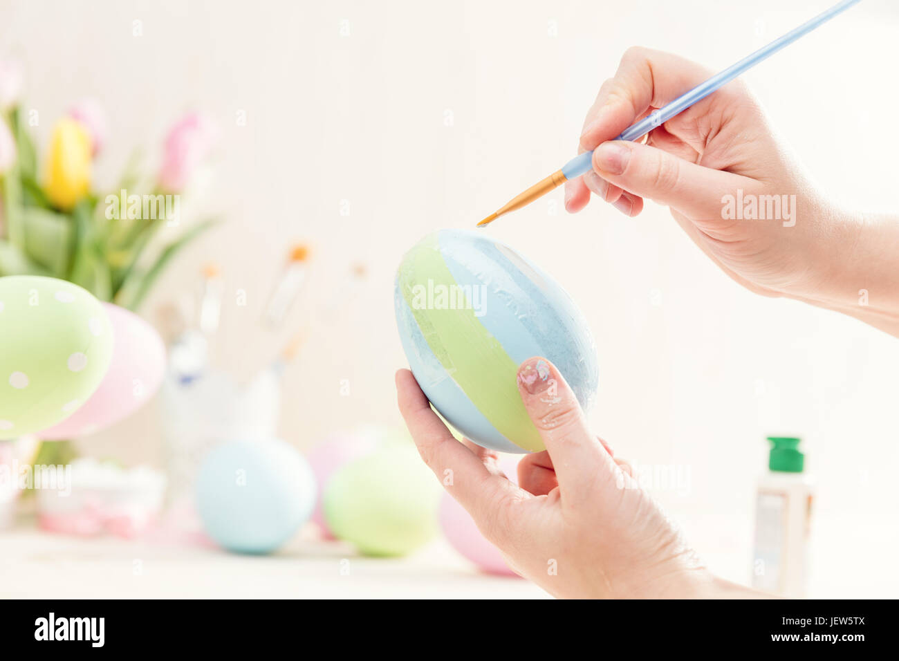 Oeuf de Pâques Pastel décoration faite à la main. Peinture à la brosse. Banque D'Images