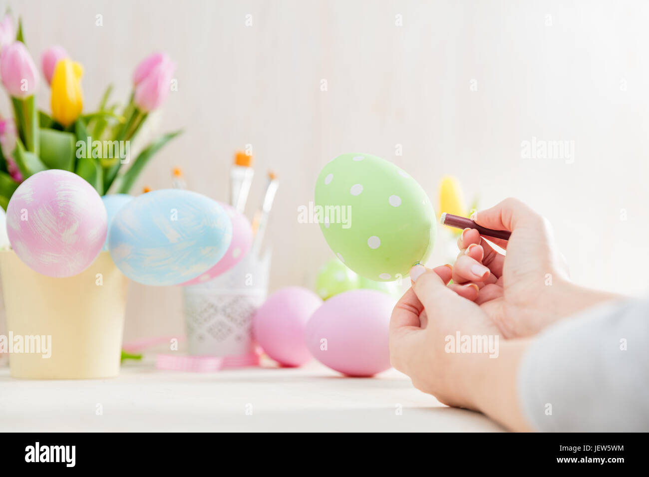 Oeuf de Pâques Pastel peinture créative. Fabriquées à la main. Banque D'Images