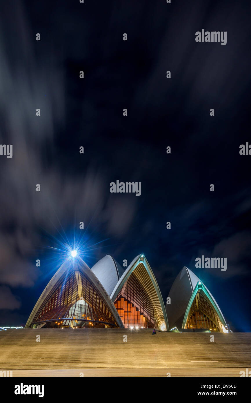 L'Opéra de Sydney avec escalier de nuit avec lune, long exposure Banque D'Images