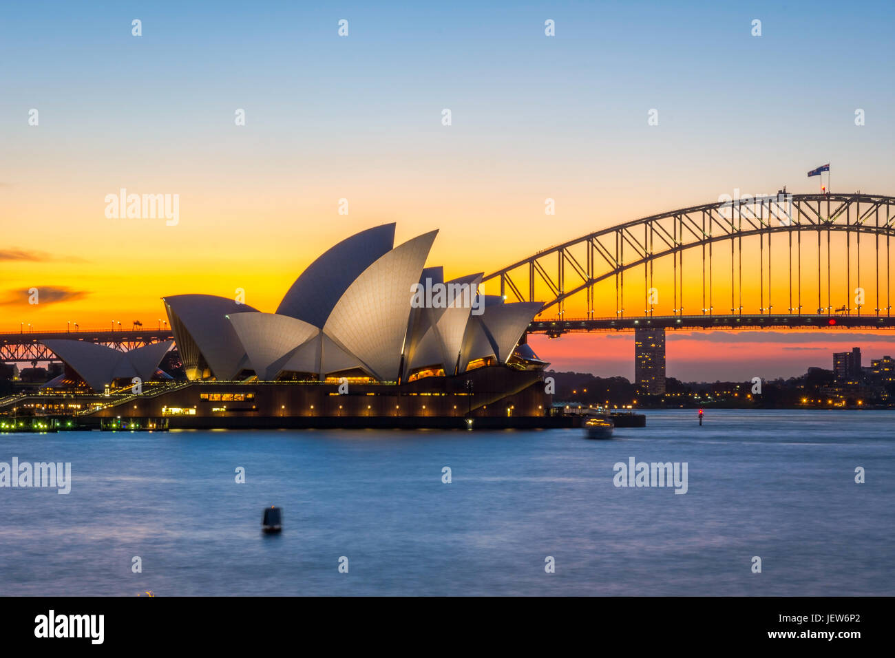 Vue sur l'Opéra de Sydney et le Harbour Bridge au coucher du soleil Banque D'Images