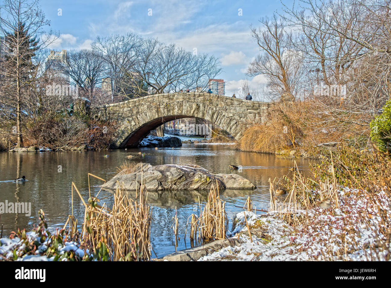 Gapstow Bridge dans Central Park à New York avec de la neige Banque D'Images