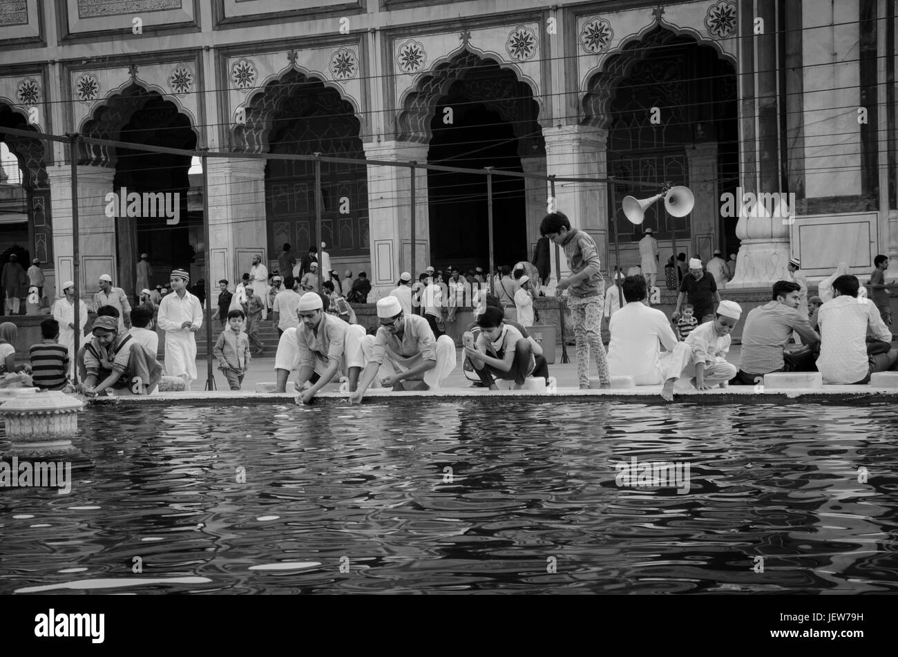 JAMA MASJID, OLD DELHI, INDE - 24 juin 2017 : La plus grande mosquée musulmane en Inde. Les dévots indiens nettoyer leurs mains, pieds et visages avant Banque D'Images