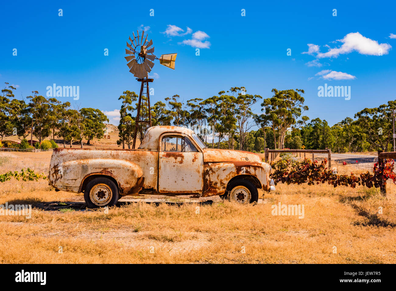Vieux sei rouillé stationné le long de la route de Clare Valley, Australie-Méridionale Banque D'Images