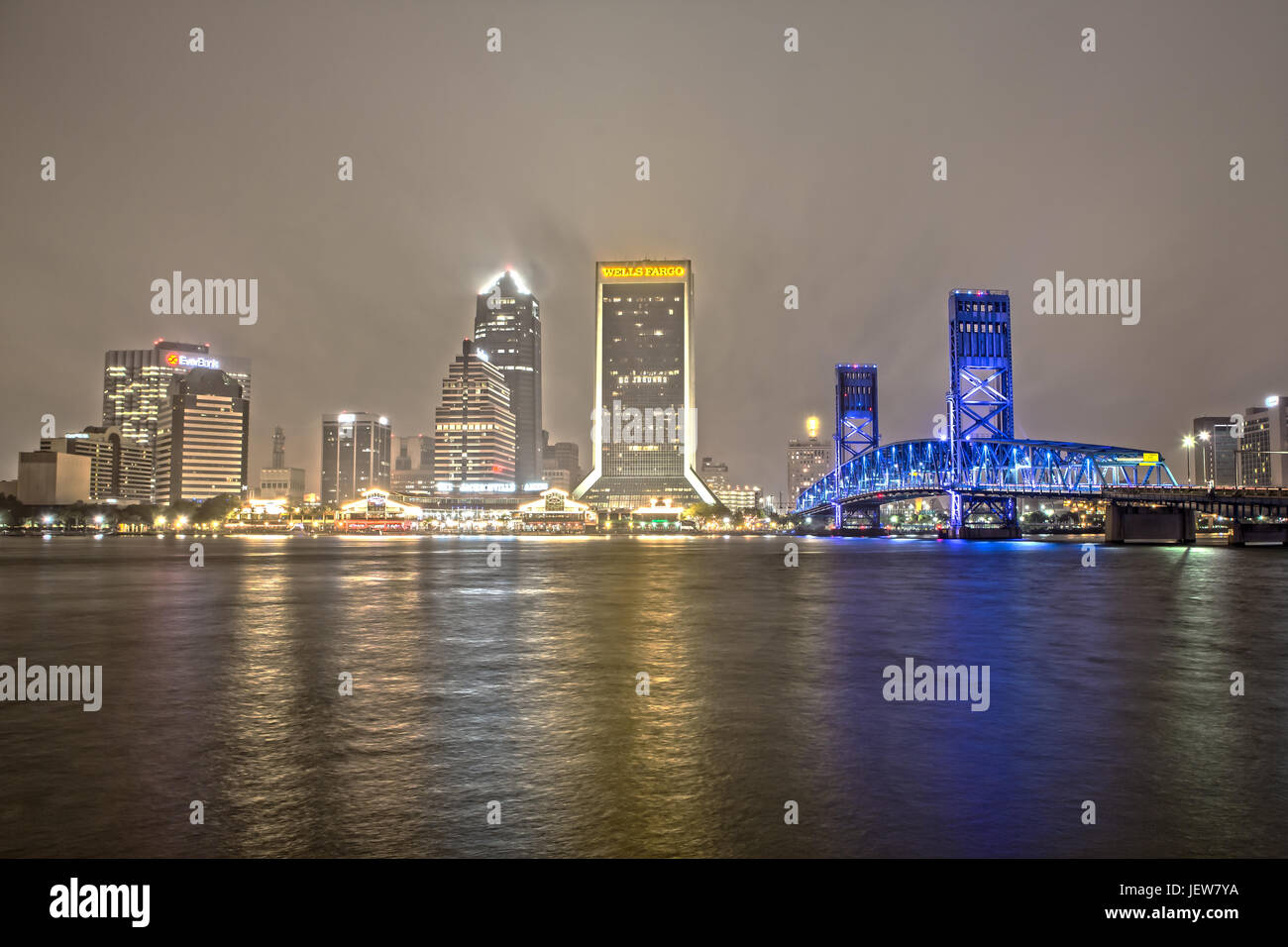 Le centre-ville de Jacksonville Skyline au Main Street Bridge at Night sur un soir de pluie Banque D'Images