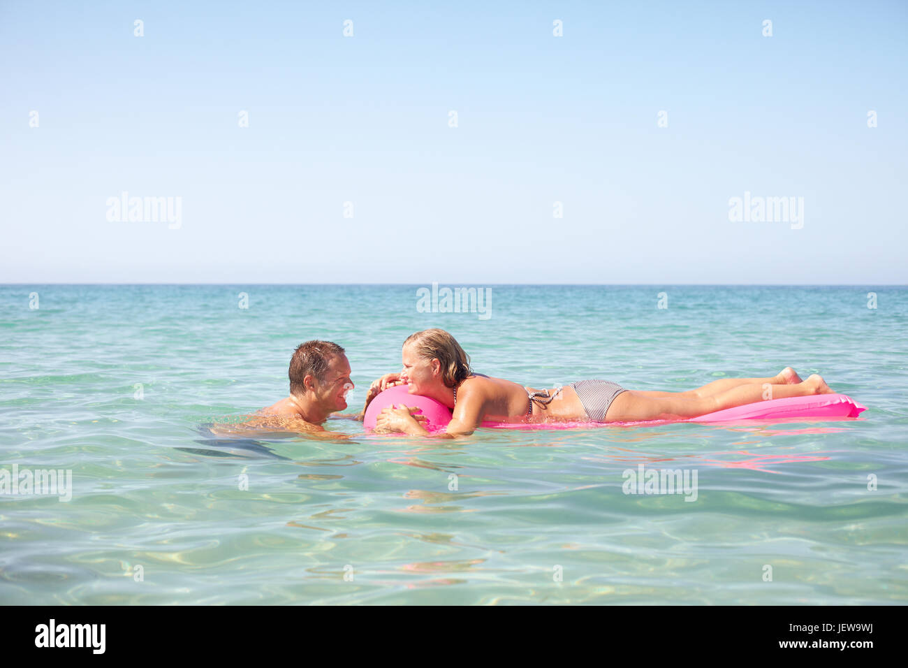 Couple sur matelas gonflable Banque D'Images