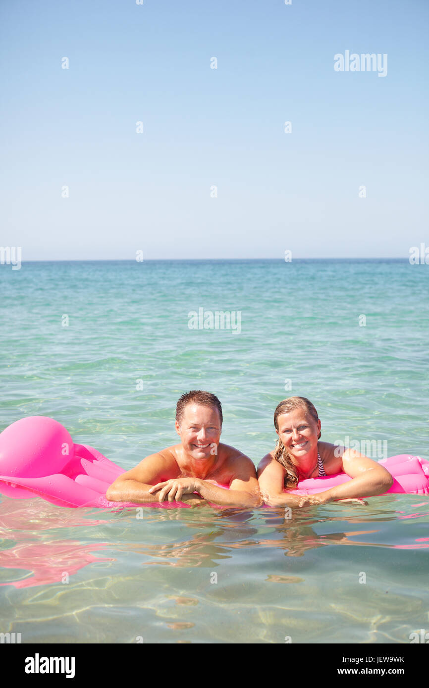 Couple sur matelas gonflable Banque D'Images