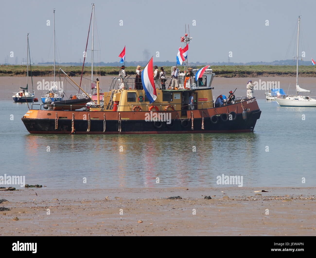 Le bateau à moteur X-Pilot avec Sheppey Pirates à bord pour la journée de l'indépendance de Queenborough. Banque D'Images