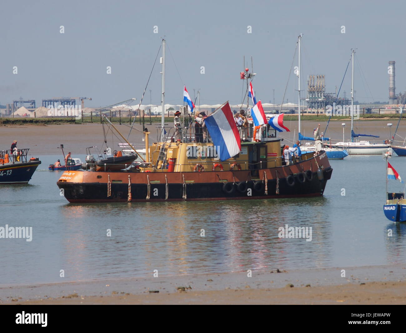 Le bateau à moteur X-Pilot avec Sheppey Pirates à bord pour la journée de l'indépendance de Queenborough. Banque D'Images