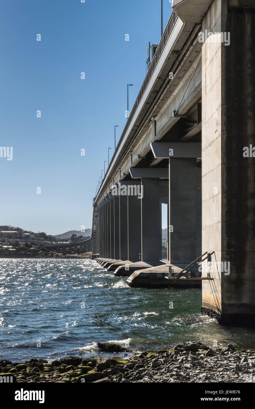 Hobart, Australie, le 19 mars. 2017 : la Tasmanie. Shot le long de la succession de piliers de l'autoroute Tasman, pont au-dessus de la rivière Derwent vu bof Banque D'Images