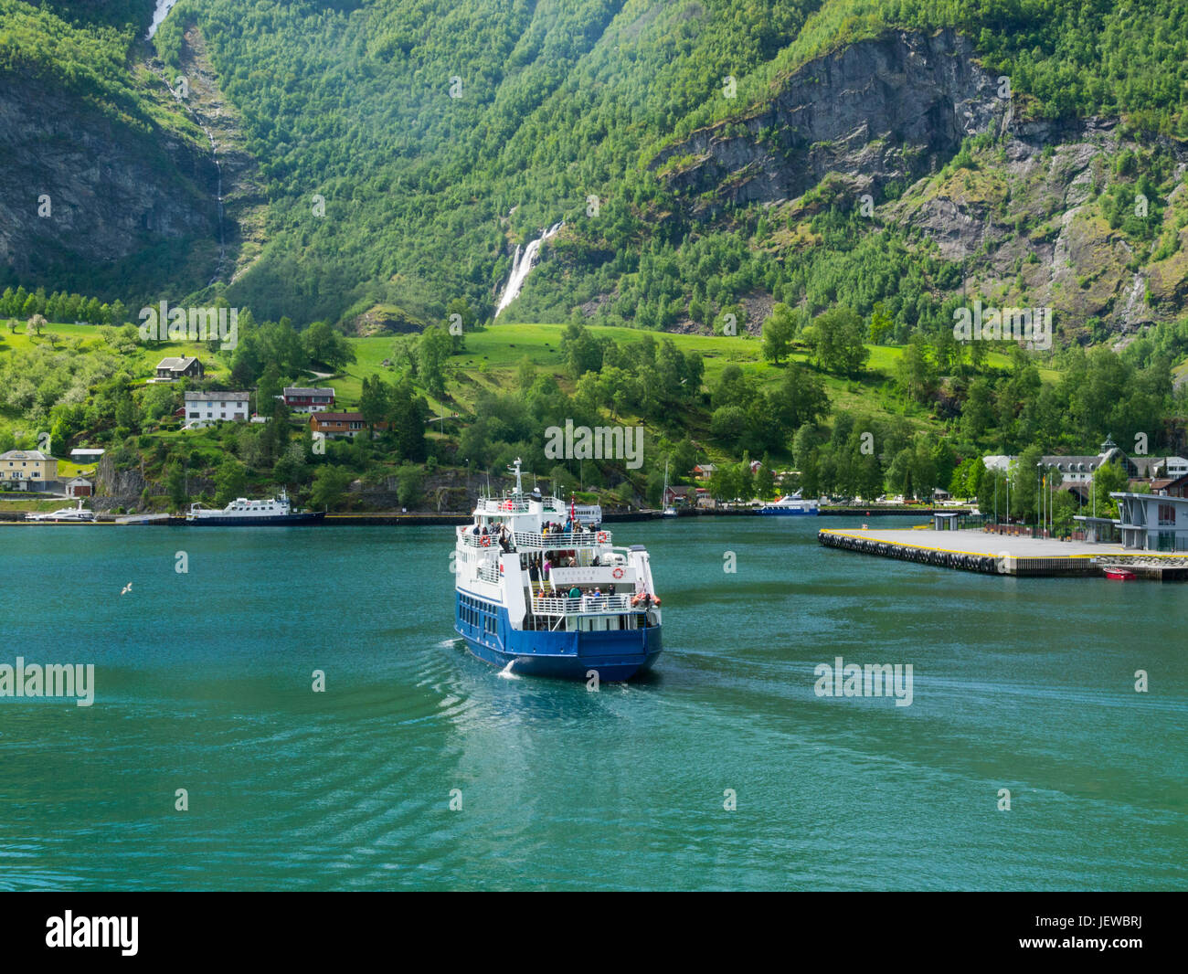 Fjord en ferry sur l'approche 1 Aurlandsfjorden Flåmsdalen Flåm village Harbour dans la municipalité d'Aurland dans le comté de Sogn og Fjordane, Norvège Banque D'Images