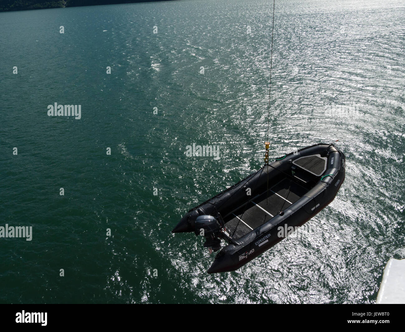 Rigide gonflable Zodiac de descendre d'un navire de croisière pour le transfert de passagers sur la rive du fjord Banque D'Images