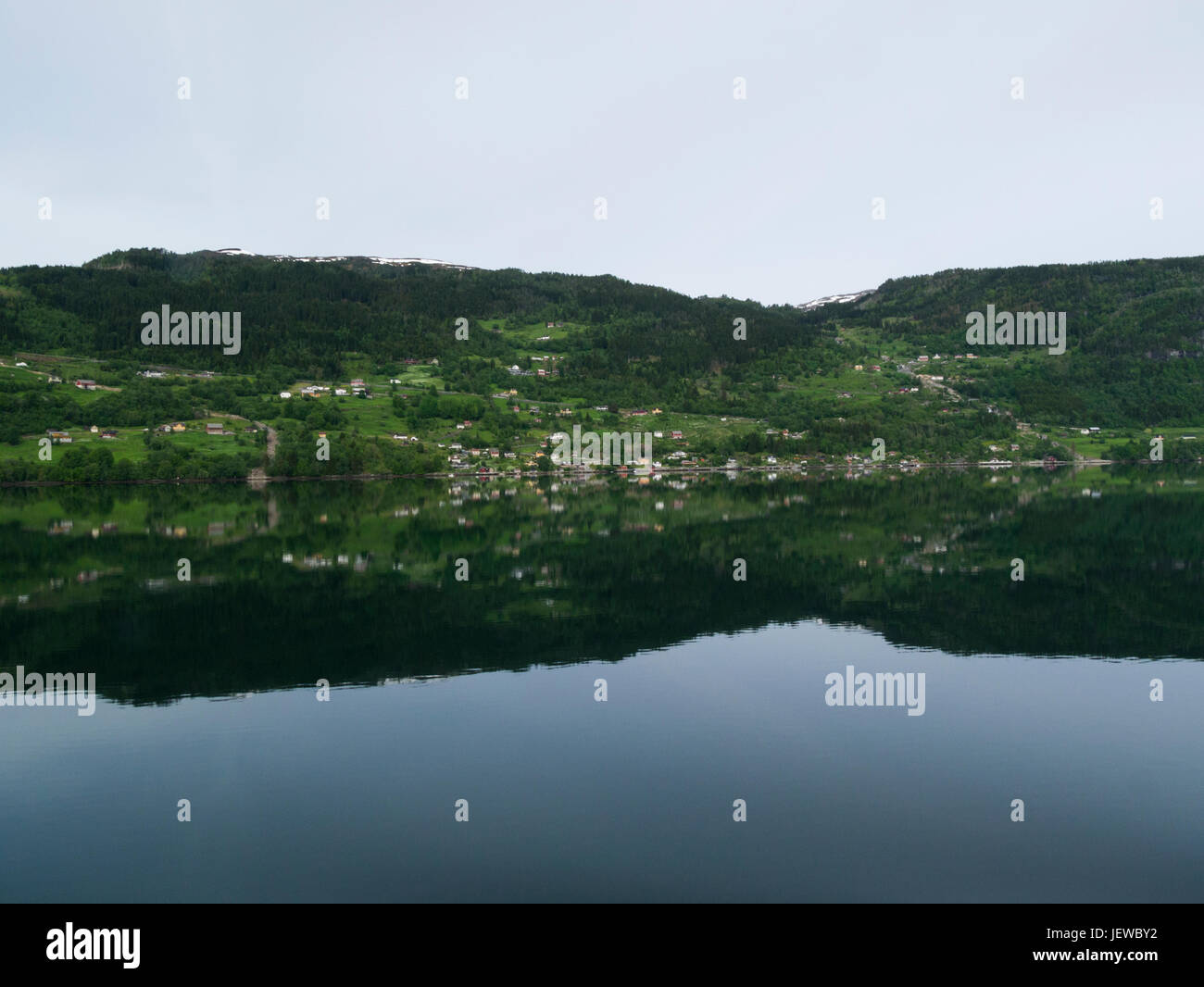 Avis de la ville sur le côté du Lustrafjorden lustre dans le comté de Sogn og Fjordane, en Norvège. Banque D'Images