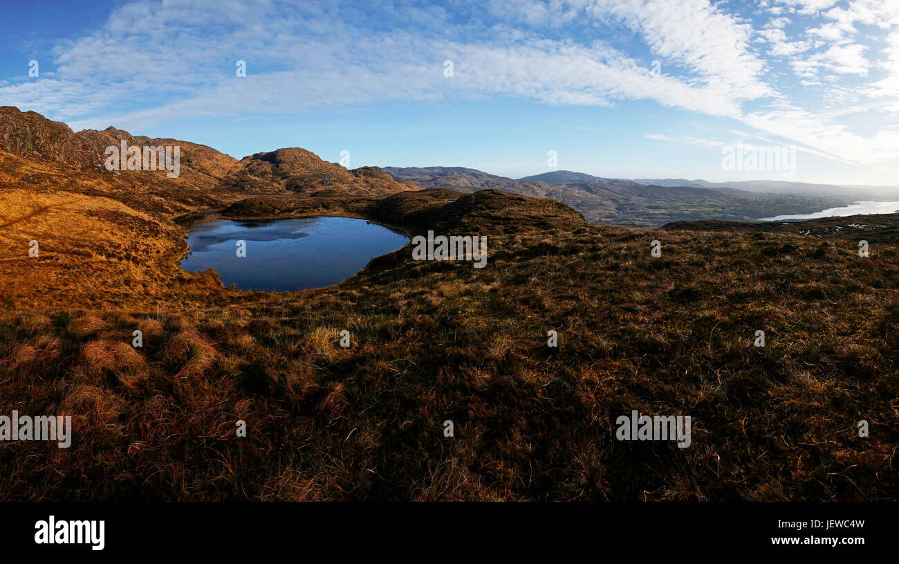 Paysage panoramique de la montagnes bluestack, dans le comté de Donegal en Irlande avec un petit lac et ciel bleu Banque D'Images