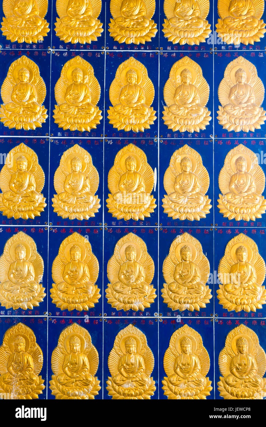 Golden buddha carrelages situé dans la pagode de dix mille bouddhas au Temple de Kek Lok Si situé dans l'air Itam, Penang, Malaisie. Banque D'Images