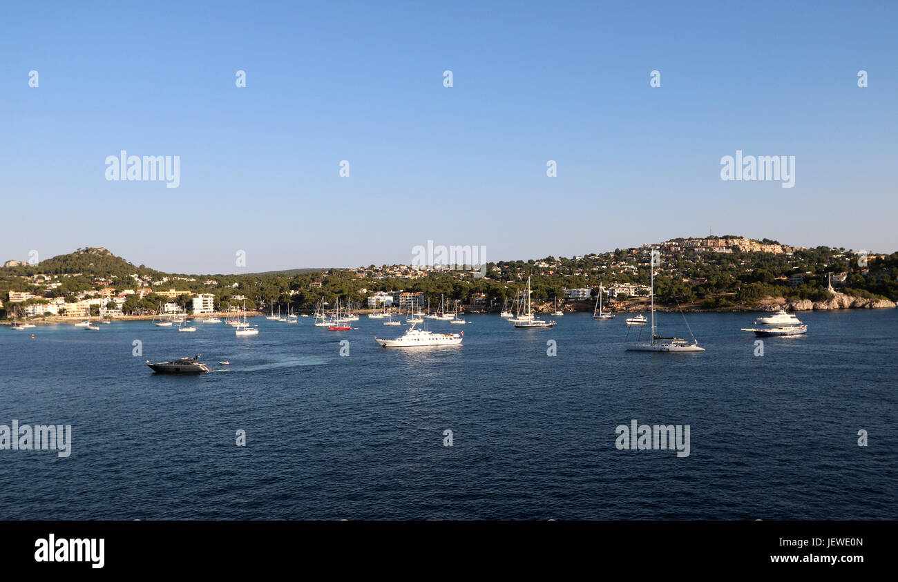 Haven - Superyacht superyacht classique 'Trafalgar'  + luxury motor yacht  + yachts et bateaux  + panorama - Baie de Santa Ponsa / Santa Ponca Calvià,, Banque D'Images