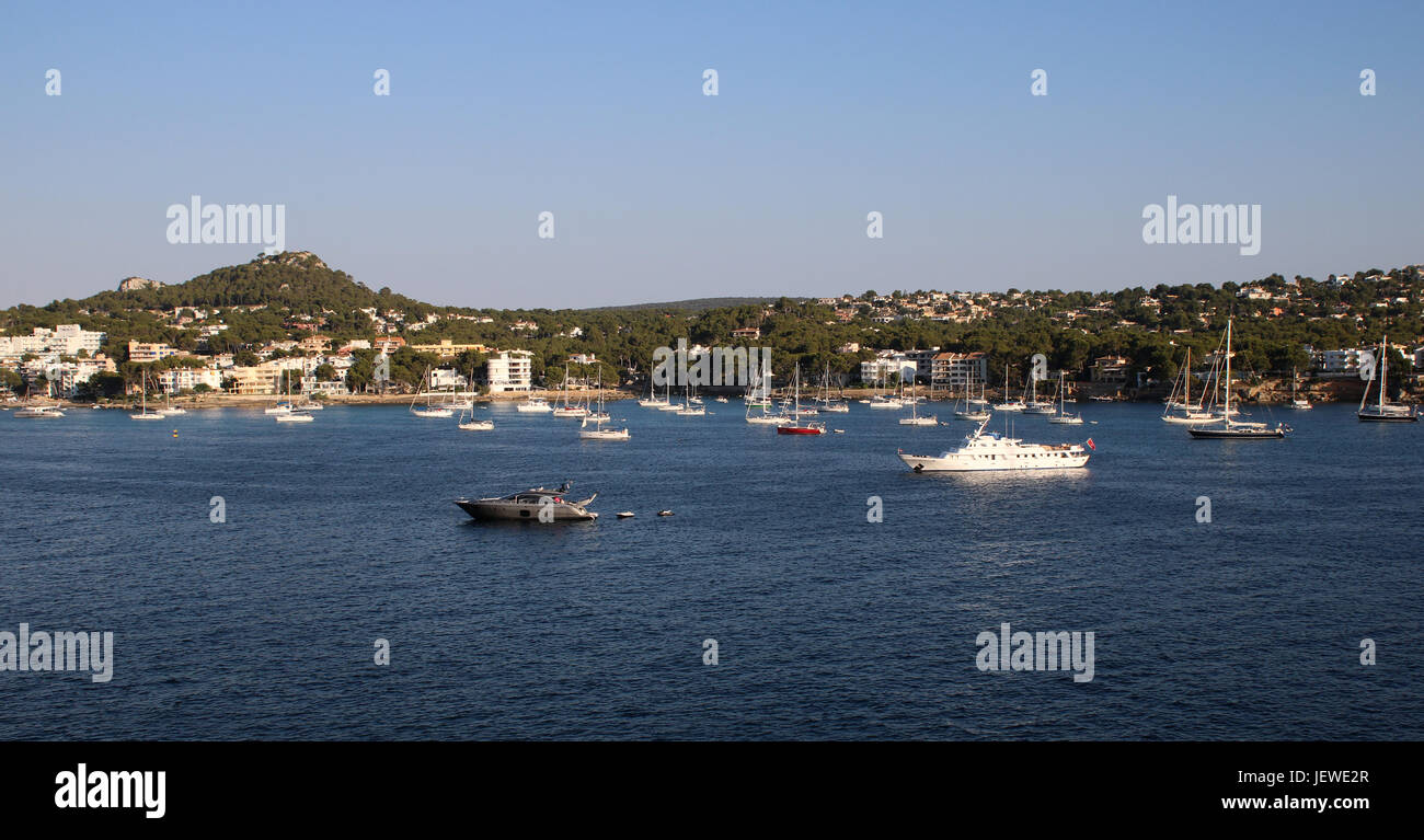 Haven - Superyacht superyacht classique 'Trafalgar'  + luxury motor yacht  + yachts et bateaux  + panorama - Baie de Santa Ponsa / Santa Ponca Calvià,, Banque D'Images