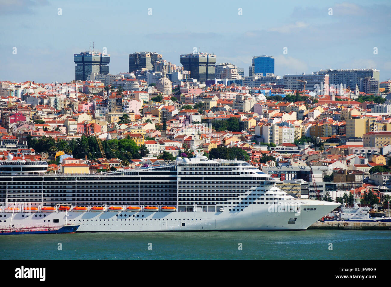 Un bateau de croisière dans le Tage. Lisbonne, Portugal Banque D'Images