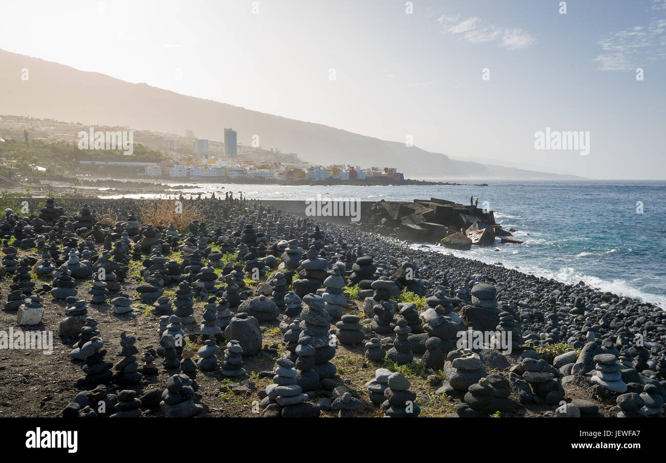 Coucher du soleil à Puerto de la Cruz Tenerife, la côte des pierres zen Banque D'Images