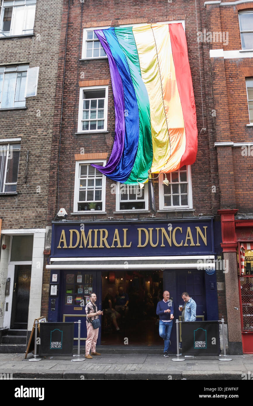Drapeau LGBT à l'extérieur de l'Admiral Duncan pub à Soho, Londres, Royaume-Uni. Banque D'Images
