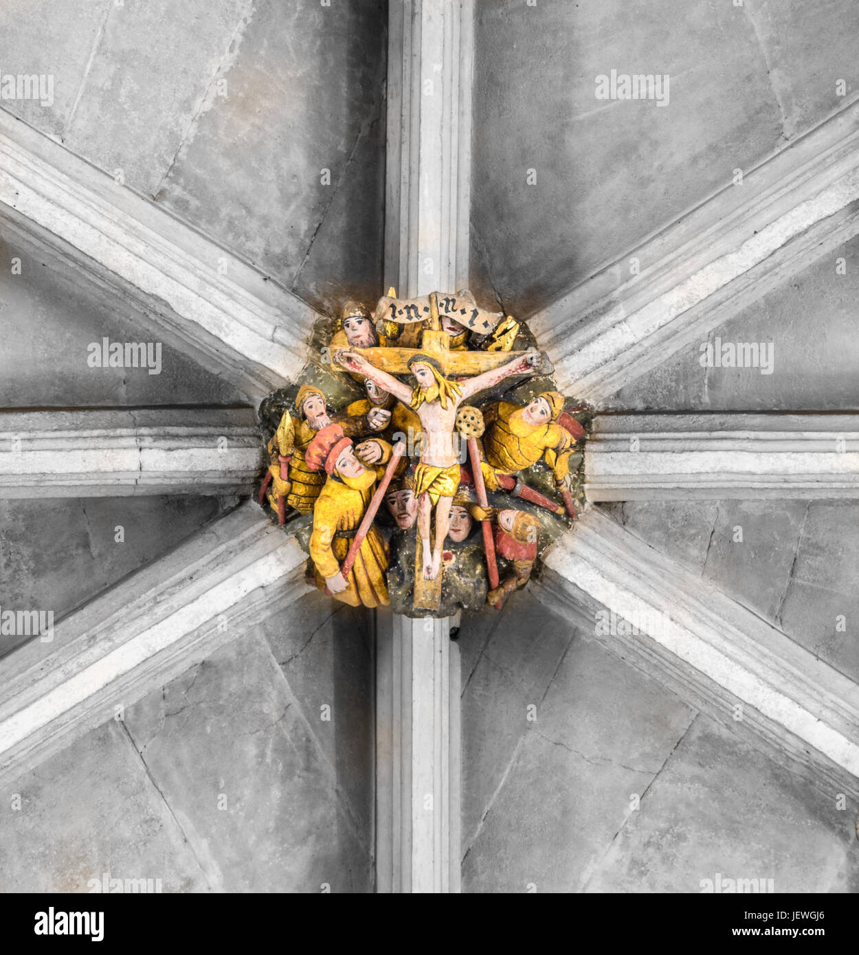 La crucifixion de Jésus sur un bossage sculpté, peint sur le plafond de la nef à la Cathédrale chrétienne à Norwich, Norfolk, Angleterre. Banque D'Images