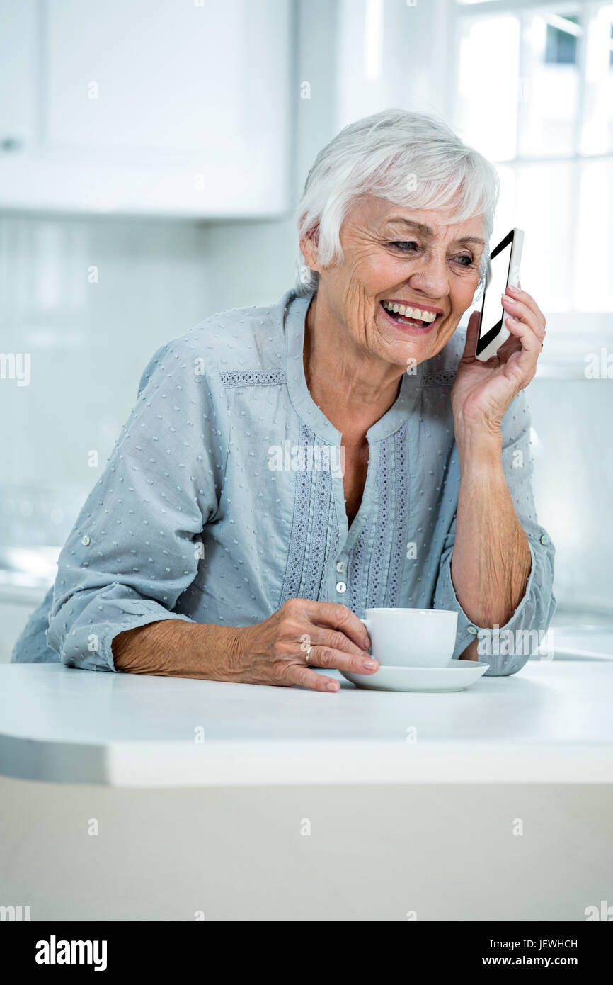 Happy retired Woman talking on phone Banque D'Images