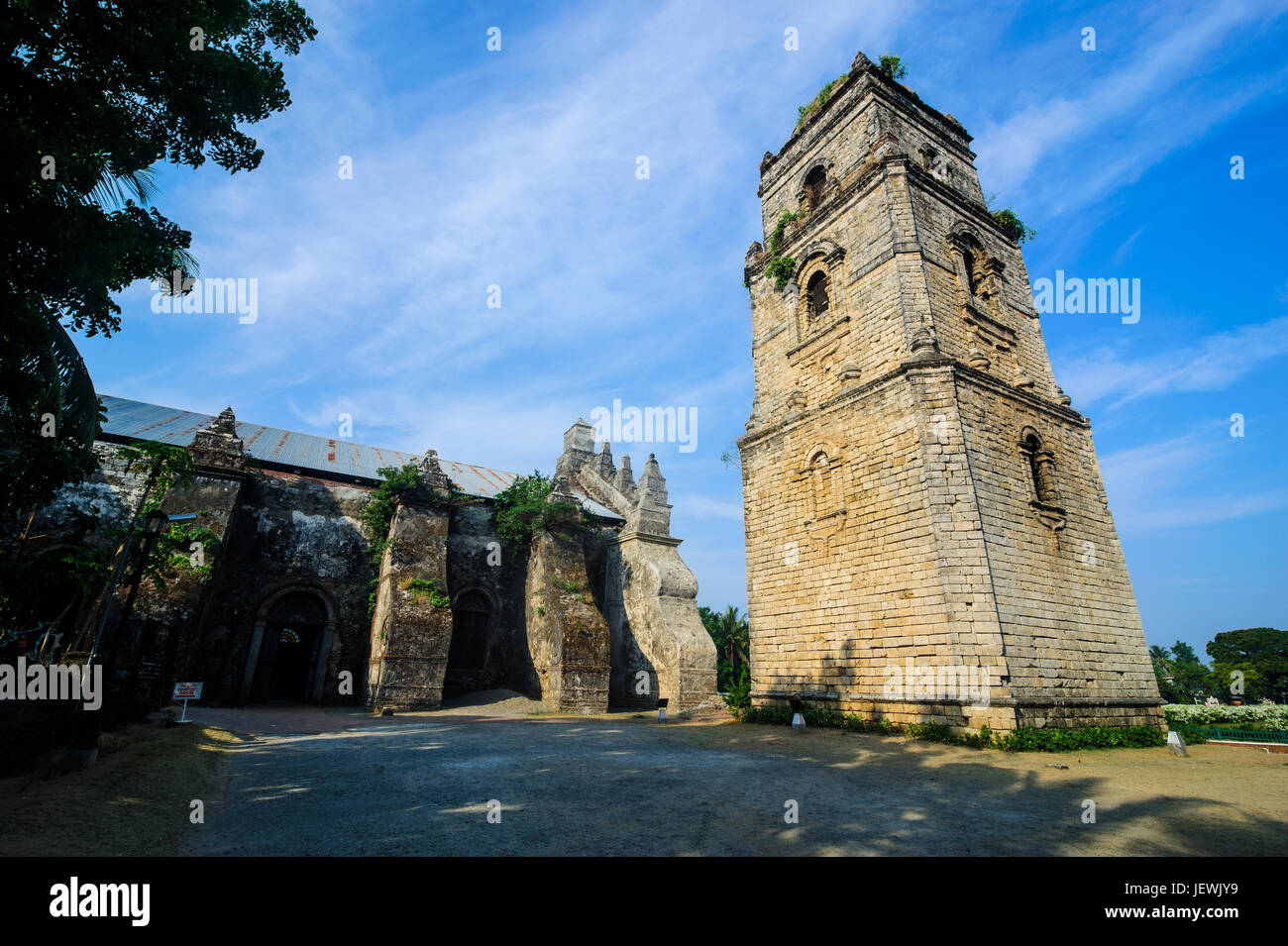 La vue du patrimoine mondial de l'église coloniale, Paoay le nord de Luzon, Philippines Banque D'Images