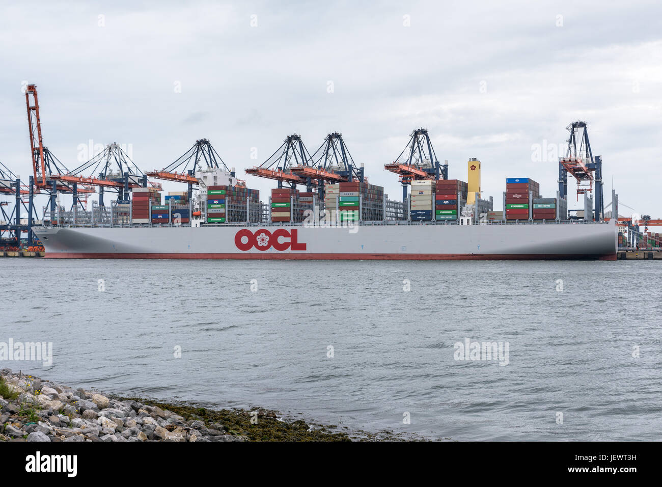 ROTTERDAM, Pays-Bas - 25 juin 2017 : Le plus grand porte-conteneurs au monde OOCL Hong Kong amarré au terminal Euromax à Rotterdam pendant Banque D'Images