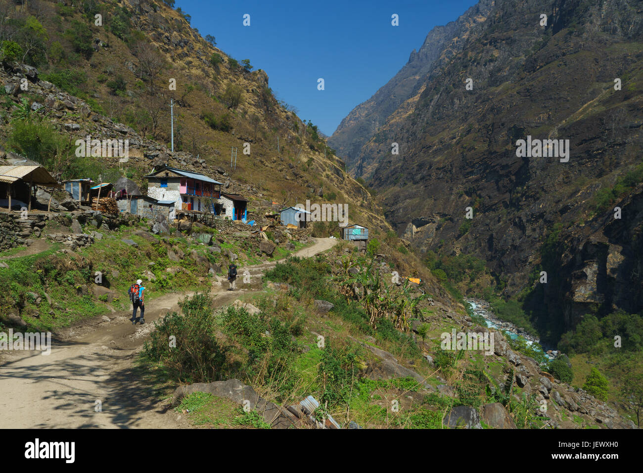 Deux randonneurs l'ascension d'une colline sur le circuit de l'Annapurna et chamje, jagat entre le Népal. marsyangdi river sur la droite. Banque D'Images