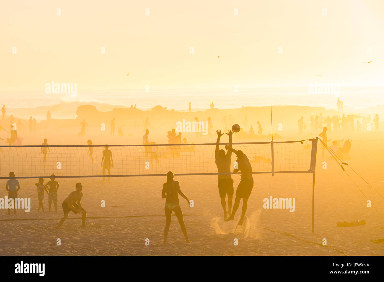 Beach-volley, plage de Camps Bay, Cape Town, Afrique du Sud Banque D'Images