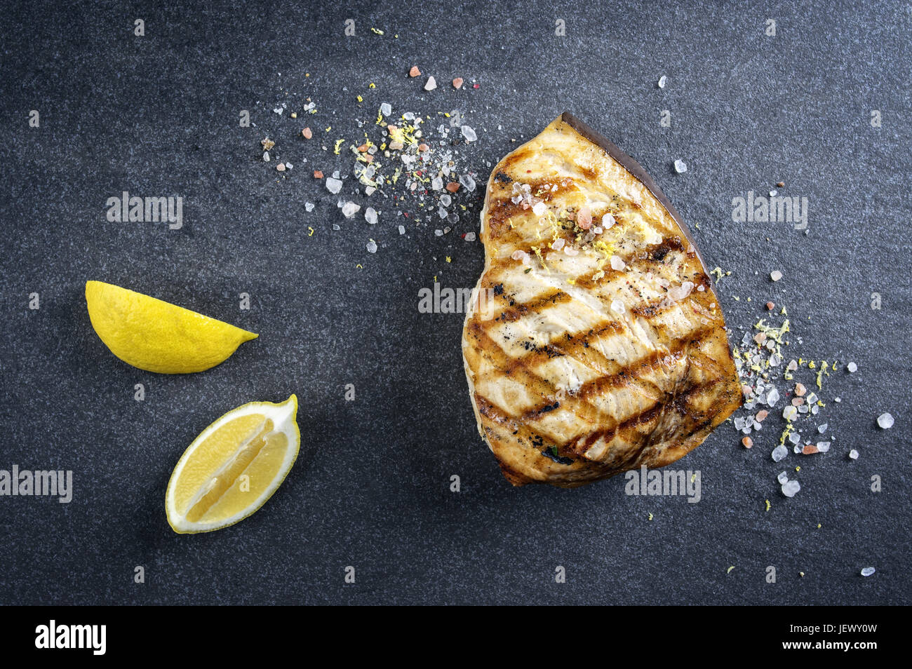 Steak d'Espadon barbecue en pierre sur le bord Banque D'Images