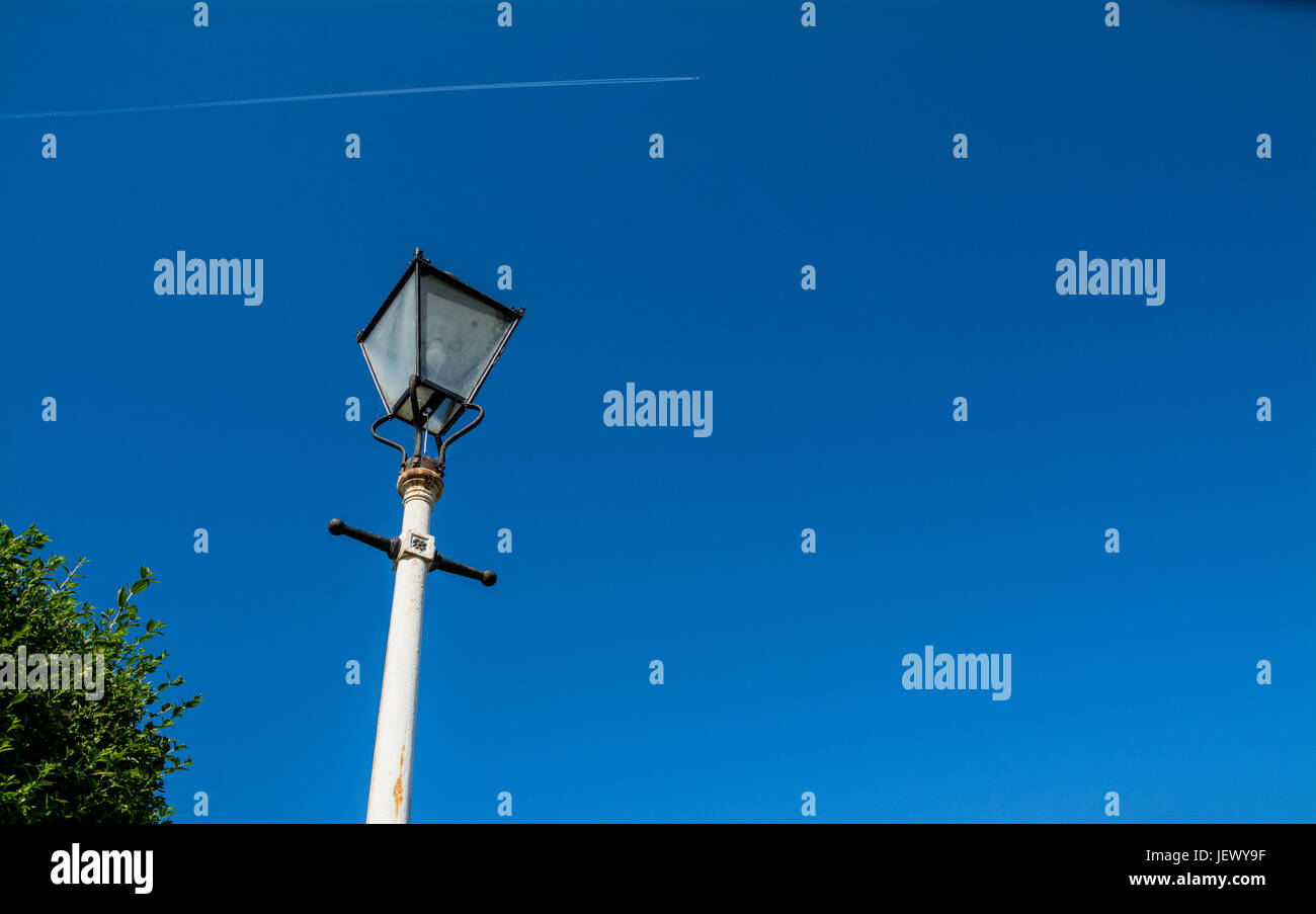 Un classique de style Victorien Revo Tipton street light utilisé comme une caractéristique ornementale sur une allée. Banque D'Images