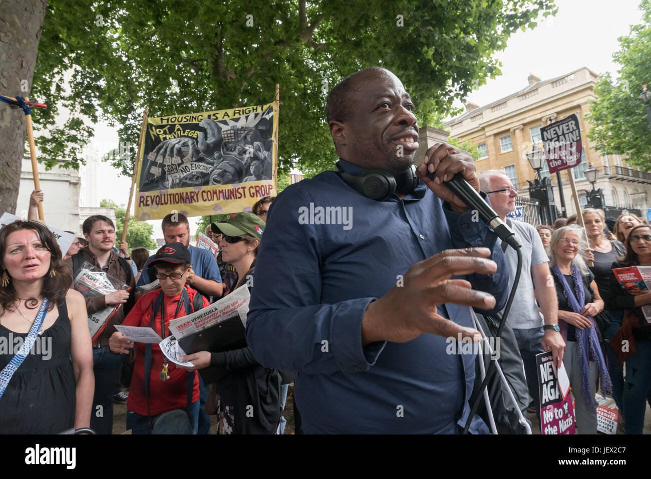 Londres, Royaume-Uni. 24 Juin, 2017. Weyman Bennett prend la parole à l'rallye de femmes à Downing St contre Theresa May's collusion avec l'UDP pour soutenir son gouvernement minoritaire après leur protestation contre l'EDL. Lorsque la JEL a été escorté jusqu'à Charing Cross par la police, l'UAF ont été autorisés à quitter leur rassemblement plus loin le long du talus et ont marché jusqu'à rejoindre la protestation des femmes. Les EDL et l'UAF a conditions pour leurs manifestations qui leur sont imposées en vertu de l'article 12 et 14 de la Loi sur l'Ordre Public, 1986, en raison du risque de graves troubles à l'ordre public, et la perturbation de la communauté. Peter Mar Banque D'Images