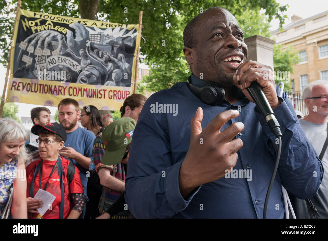 Londres, Royaume-Uni. 24 Juin, 2017. Weyman Bennett prend la parole à l'rallye de femmes à Downing St contre Theresa May's collusion avec l'UDP pour soutenir son gouvernement minoritaire après leur protestation contre l'EDL. Lorsque la JEL a été escorté jusqu'à Charing Cross par la police, l'UAF ont été autorisés à quitter leur rassemblement plus loin le long du talus et ont marché jusqu'à rejoindre la protestation des femmes. Les EDL et l'UAF a conditions pour leurs manifestations qui leur sont imposées en vertu de l'article 12 et 14 de la Loi sur l'Ordre Public, 1986, en raison du risque de graves troubles à l'ordre public, et la perturbation de la communauté. Peter Mar Banque D'Images