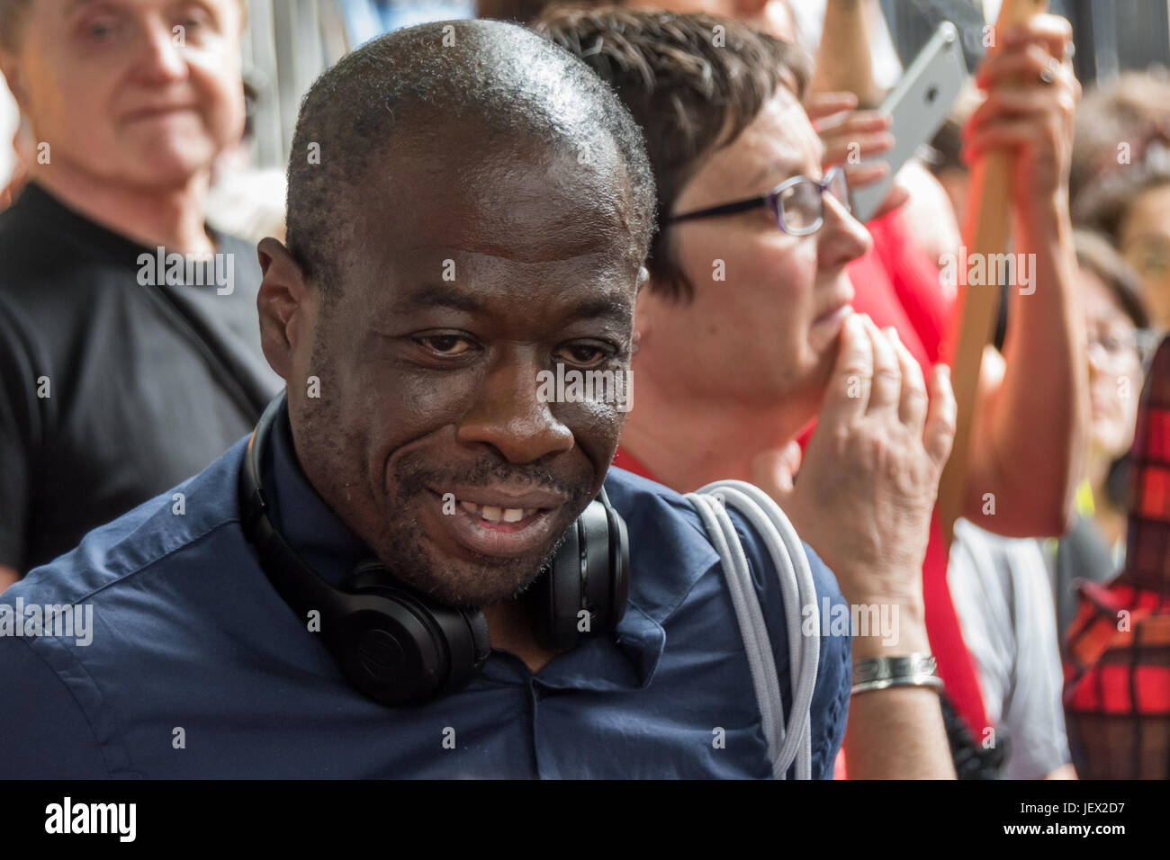 Londres, Royaume-Uni. 24 Juin, 2017. Weyman Bennett prend la parole à l'rallye de femmes à Downing St contre Theresa May's collusion avec l'UDP pour soutenir son gouvernement minoritaire après leur protestation contre l'EDL. Lorsque la JEL a été escorté jusqu'à Charing Cross par la police, l'UAF ont été autorisés à quitter leur rassemblement plus loin le long du talus et ont marché jusqu'à rejoindre la protestation des femmes. Les EDL et l'UAF a conditions pour leurs manifestations qui leur sont imposées en vertu de l'article 12 et 14 de la Loi sur l'Ordre Public, 1986, en raison du risque de graves troubles à l'ordre public, et la perturbation de la communauté. Peter Mar Banque D'Images