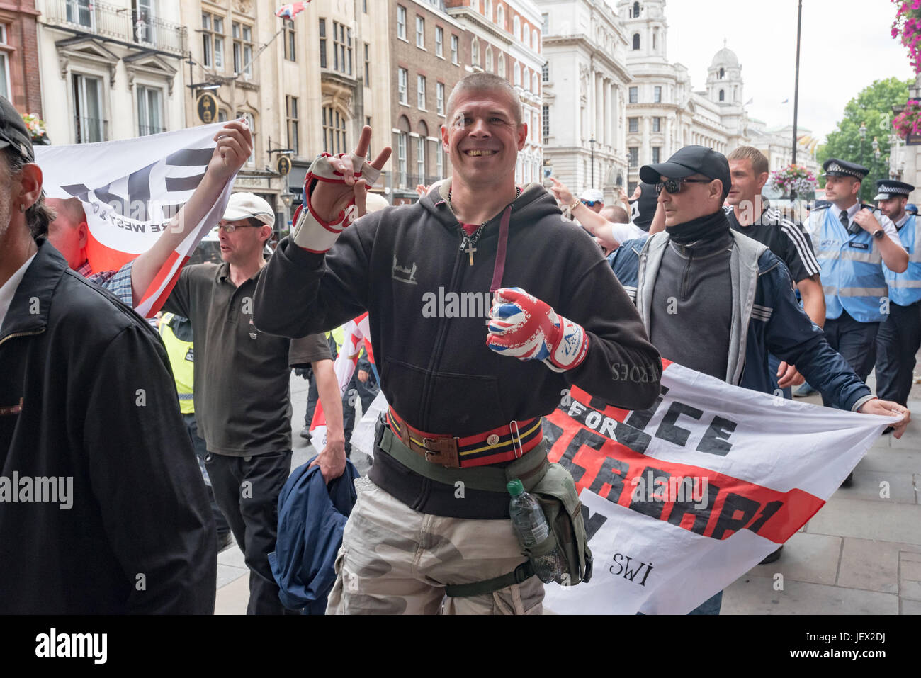 Londres, Royaume-Uni. 24 Juin, 2017. Les manifestants de l'EDL à partir de mars la pub Wetherspoons sur Whitehall. Escorté de la police un groupe d'environ 40 à Charing Cross et le bas du talus de backstreet où ils ont été d'organiser un rassemblement. La police avait déjà déplacé plusieurs centaines d'anti-fascistes contre-manifestants organisés par l'UAF à partir de leur parcours jusqu'à une zone séparée du remblai à proximité où ils ont continué à protester bruyamment contre l'EDL jusqu'à ce que la police les a escortés jusqu'à la gare de Charing Cross. Les EDL et l'UAF a conditions pour leurs manifestations qui leur sont imposées en vertu de l'article 1 Banque D'Images