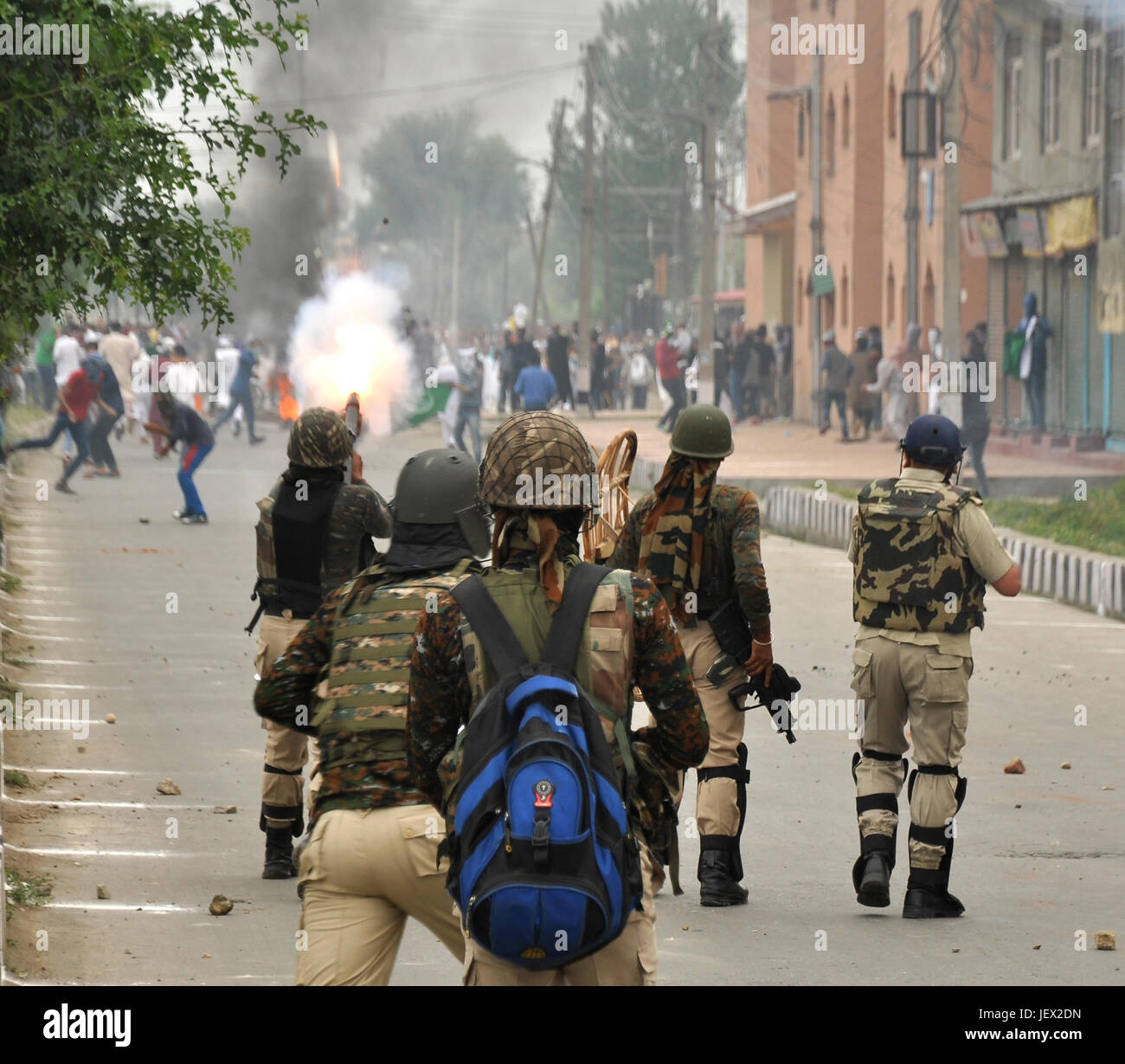 La police a utilisé des grenades assourdissantes, obus fumigènes pour disperser les manifestants au milieu d'affrontements après la prière de l'Eid. Banque D'Images