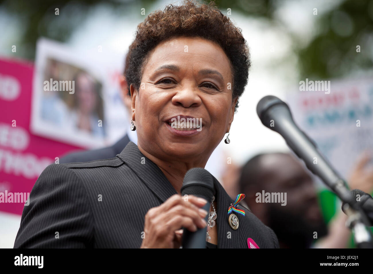 Washington, DC, USA. 27 Juin, 2017. En avance sur le sénat américain vote AHCA (American Health Care Act), des centaines se rassembleront sur la colline du Capitole pour protester contre les dispositions républicaines relatives à des soins de santé des femmes, y compris de nombreux sénateurs travaillant à retarder le vote sur Trumpcare. La 13e congrès de district de Californie Barbara Lee parle contre le GOP de loi sur les soins de santé. Credit : B Christopher/Alamy Live News Banque D'Images