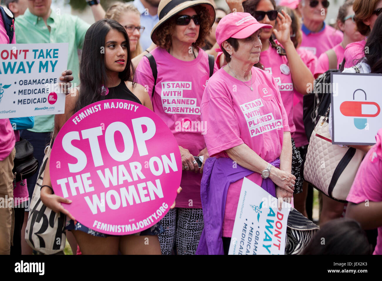 Washington, DC, USA. 27 Juin, 2017. Planned Parenthood partisans protestation devant le Capitole. Banque D'Images