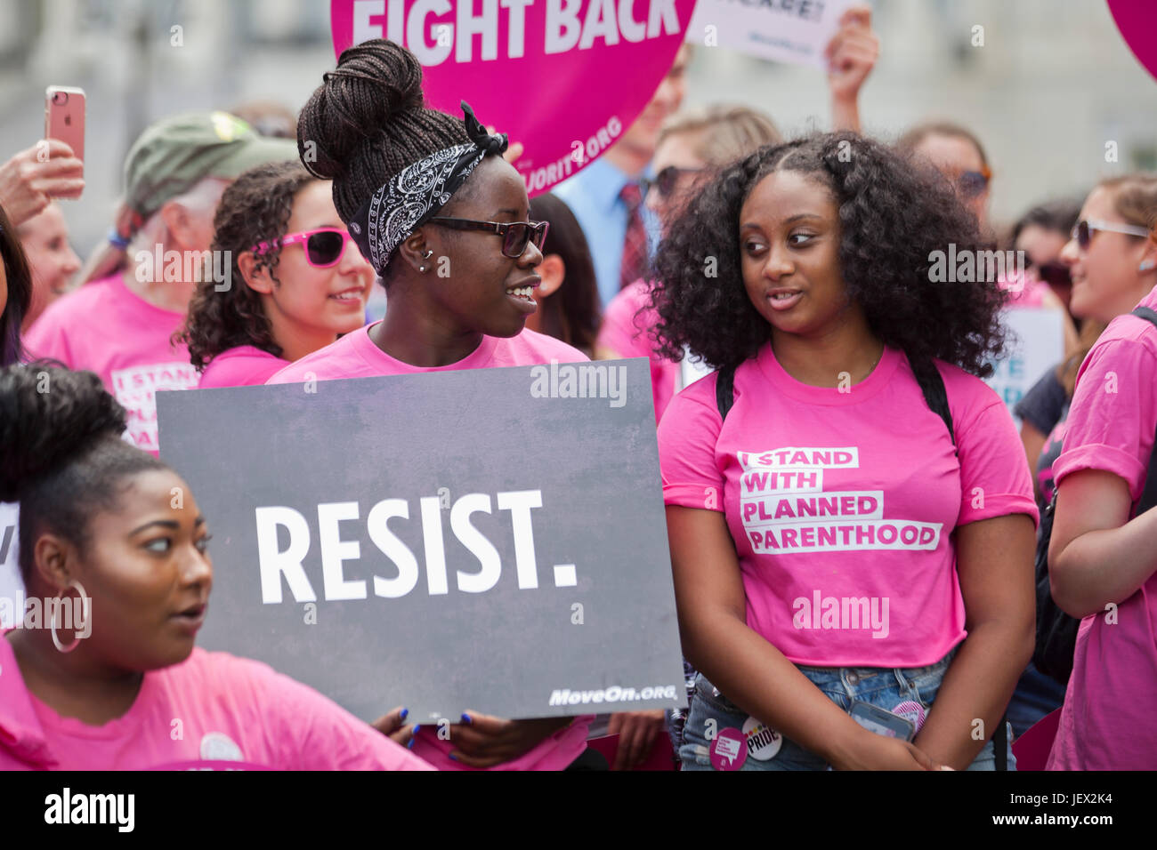 Washington, DC, USA. 27 Juin, 2017. Planned Parenthood partisans protestation devant le Capitole. Banque D'Images