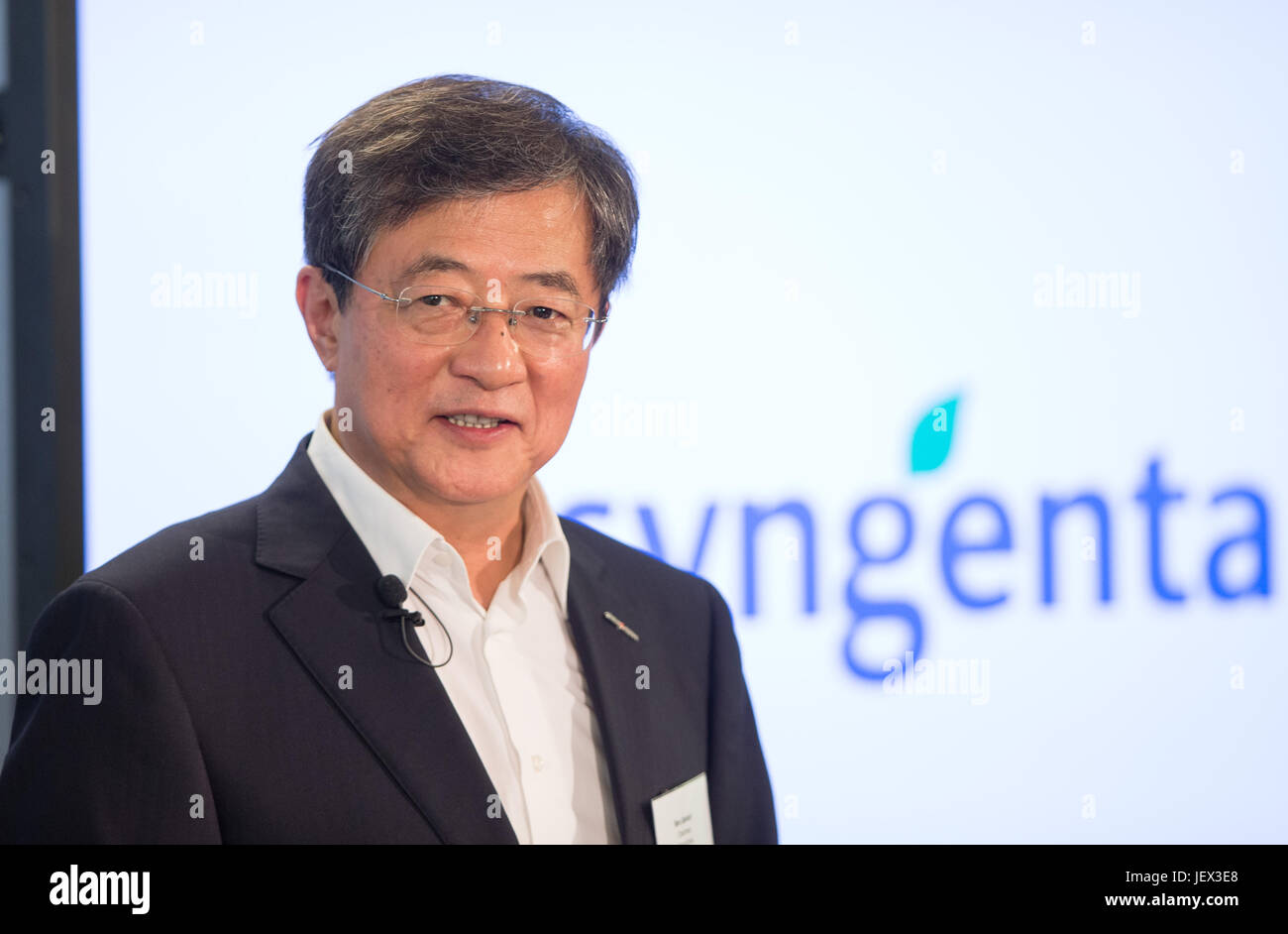 Bâle, Suisse. 27 Juin, 2017. Ren Jianxin, président de ChemChina et président du conseil d'administration de Syngenta, les adresses d'une conférence de presse au siège de Syngenta à Bâle, Suisse, le 27 juin 2017. Beauté du monde et son nouveau Syngenta géant propriétaire ChemChina dévoilé de nouvelles ambitions Mardi, regarde un lieu de trois graines dans le monde par d'autres entreprises l'expansion dans les marchés émergents, notamment en Chine. Credit : Xu Jinquan/Xinhua/Alamy Live News Banque D'Images