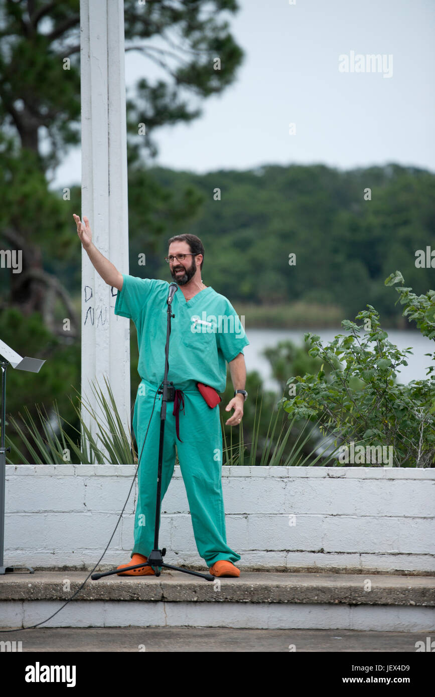 Pensacola, Floride, USA. 27 Juin, 2017. Vie Pro Doc, William Lile parle au cours de sauver le Rallye Cross Bayview. Sandy Andreoletti/Alamy Live News Banque D'Images
