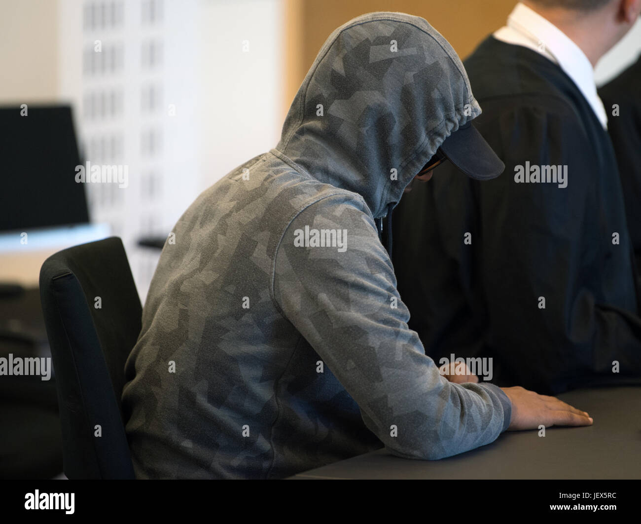 Le port d'un hoddie et lunettes l'accusé Hassan S. arrive au tribunal de district de Dresde, Allemagne, 28 juin 2017. Autour de deux ans et demi après le meurtre violent de Dresde le demandeur d'asile Khaled il ya encore une audition de l'affaire contre le suspect, Khaled. A cette époque, la défense nationale a exigé une acquittel ce qui porte en avant l'argument de la légitime défense. Le suspect a avoué avoir poignardé le 20 ans, mais a déclaré qu'il avait été attaqué et qu'il defendet lui-même. La chambre criminelle a d'en savoir plus sur cette question selon la Cour Fédérale de Justice. Phot Banque D'Images