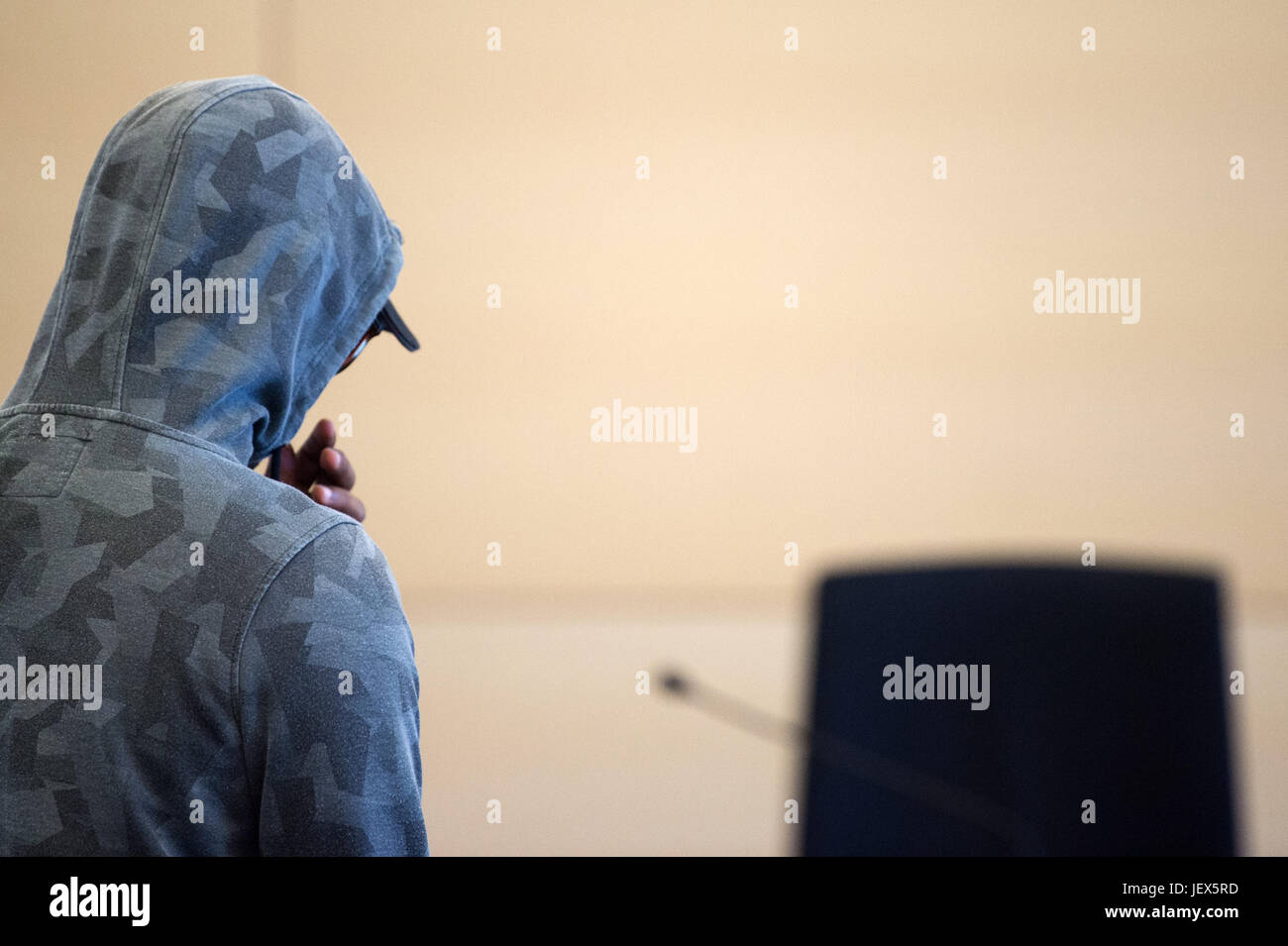 Le port d'un hoddie et lunettes l'accusé Hassan S. arrive au tribunal de district de Dresde, Allemagne, 28 juin 2017. Autour de deux ans et demi après le meurtre violent de Dresde le demandeur d'asile Khaled il ya encore une audition de l'affaire contre le suspect, Khaled. A cette époque, la défense nationale a exigé une acquittel ce qui porte en avant l'argument de la légitime défense. Le suspect a avoué avoir poignardé le 20 ans, mais a déclaré qu'il avait été attaqué et qu'il defendet lui-même. La chambre criminelle a d'en savoir plus sur cette question selon la Cour Fédérale de Justice. Phot Banque D'Images