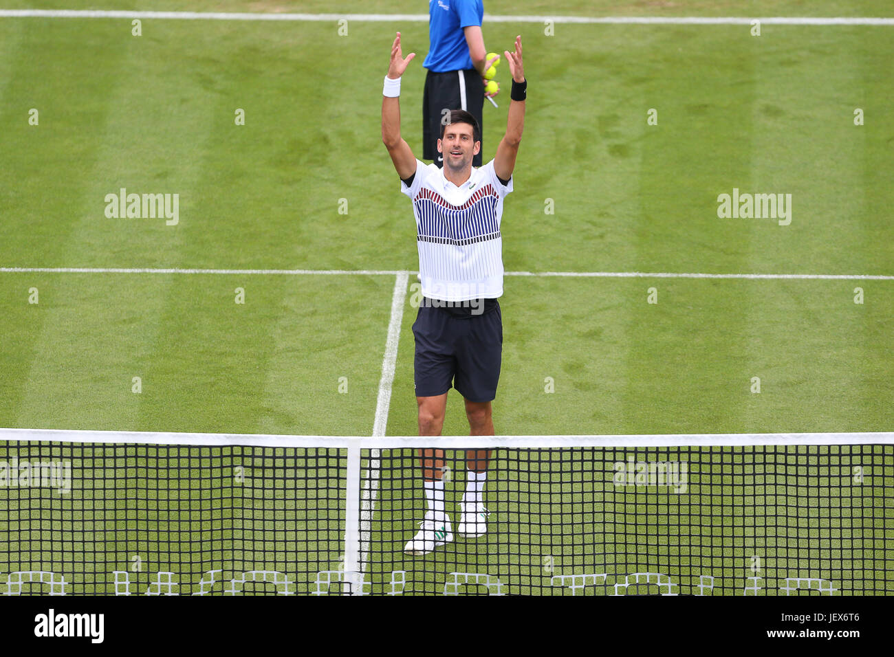 Eastbourne, Royaume-Uni. 28 Juin, 2017. Novak Djokovic la Serbie de célèbre après avoir battu Vasek Pospisil du Canada au cours de la quatrième journée de l'Aegon Eastbourne International le 28 juin 2017 à Eastbourne, Angleterre Crédit : Paul Terry Photo/Alamy Live News Banque D'Images